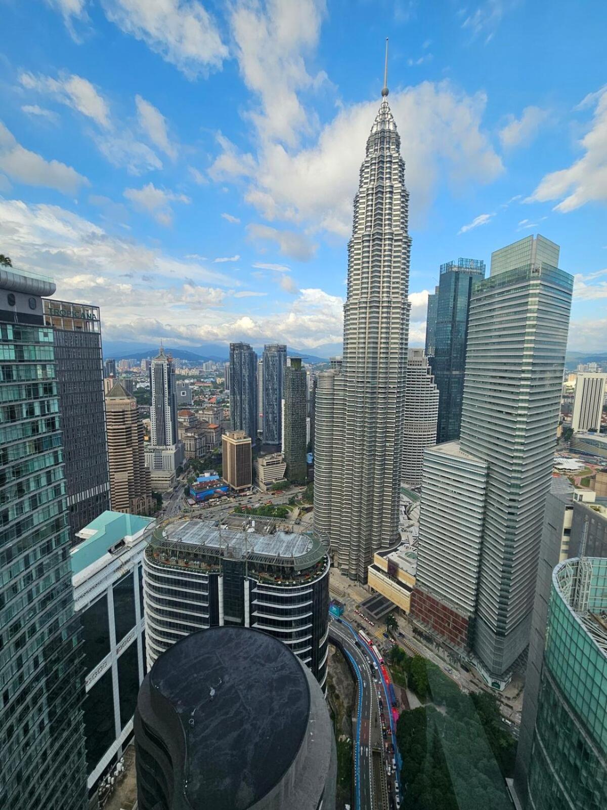 Sky Klcc Level 58, 600mbps Wifi - 2r 1bb